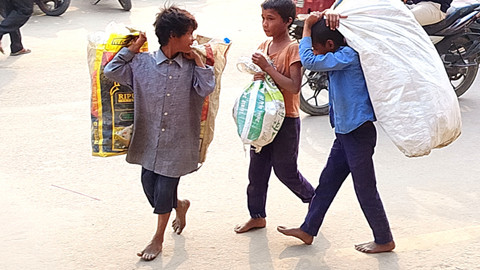 जलेश्वरमा कबाड सङ्कलन गर्दै बालकहरू
