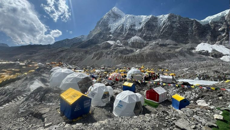 आरोहीको भीडले भरिभराउ सगरमाथा आधार शिविर