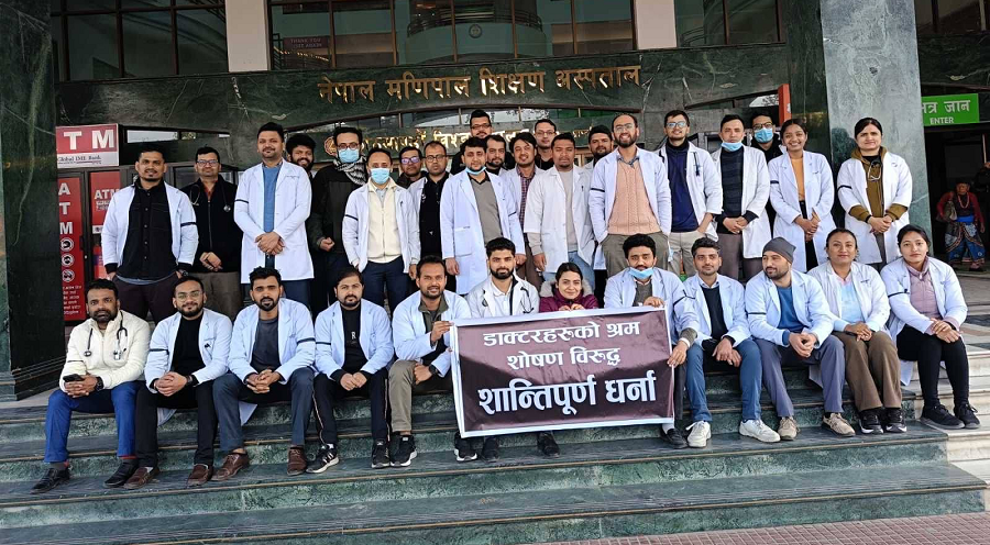 १३ दिनसम्म पनि सम्बोधन हुन सकेन निजी मेडिकल कलेजका आवासीय चिकित्सकको माग, आन्दोलन जारी