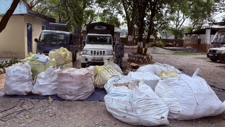 ३६ लाखको चोरीपैठारी सामग्रीसहित दुई गाडी नियन्त्रणमा