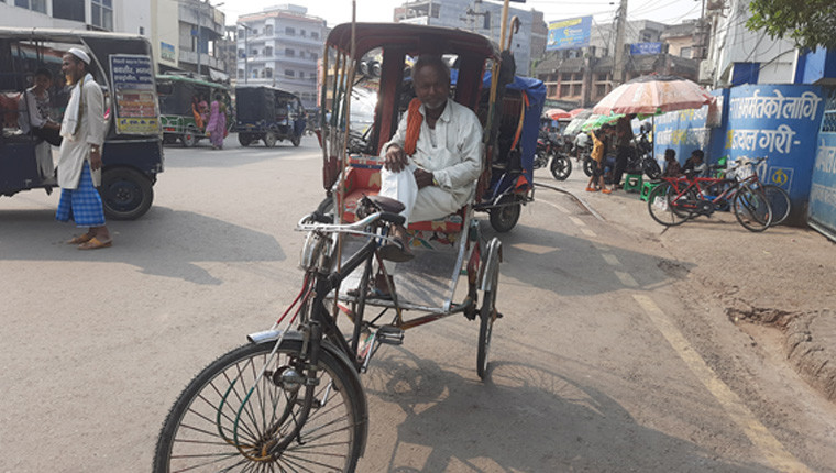 अटोरिक्साको कारण वीरगञ्जका रिक्सा चालकको रोजीरोटी संकटमा