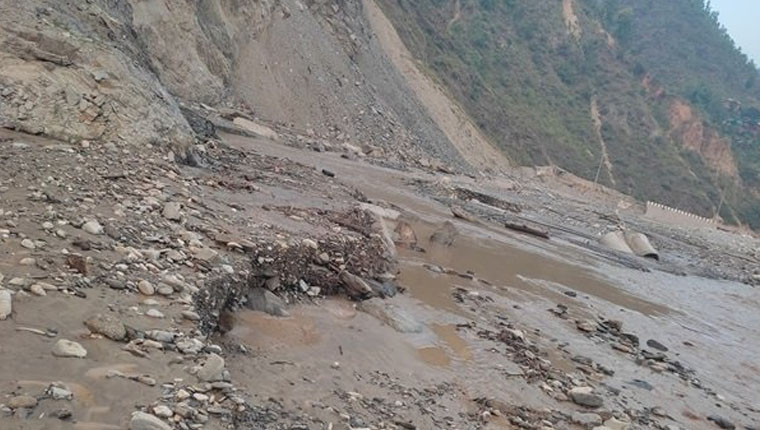 उदयपुरका पहाडी क्षेत्रका ग्रामीण सडक बाढी पहिराका कारण अवरुद्ध