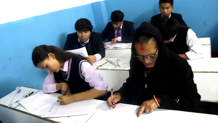 कक्षा १२ को परीक्षा सुरु, ७३ वर्षीया हजुरआमा पनि सहभागी