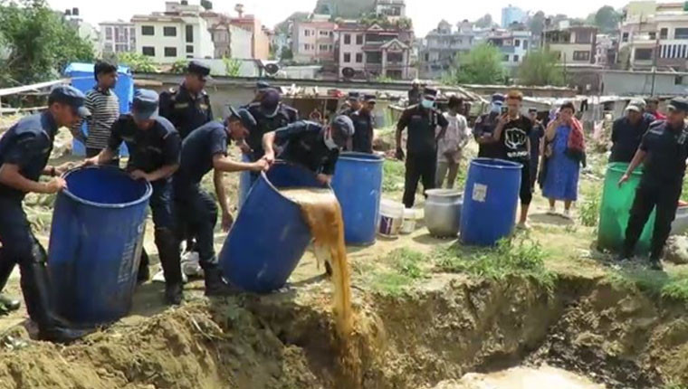 ललितपुरको नक्खु खोला किनारमा अवैध मदिरा नष्ट