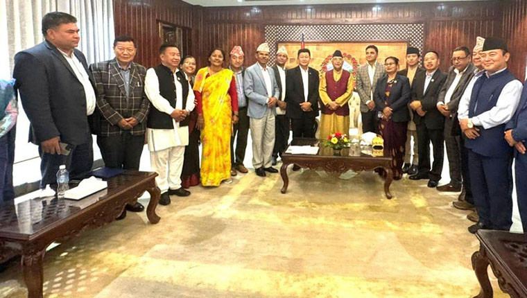 कोशी प्रदेशका एमाले नेताद्वारा प्रधानमन्त्री र अर्थमन्त्रीलाई भेटेर विकास निर्माणमा ध्यानाकर्षण