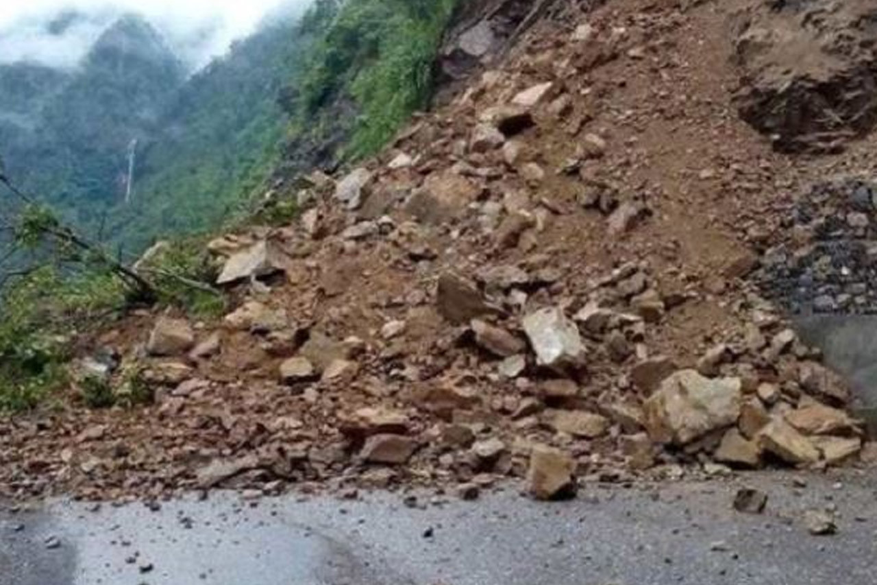 पहिरोले राप्ती लोकमार्ग अवरुद्ध