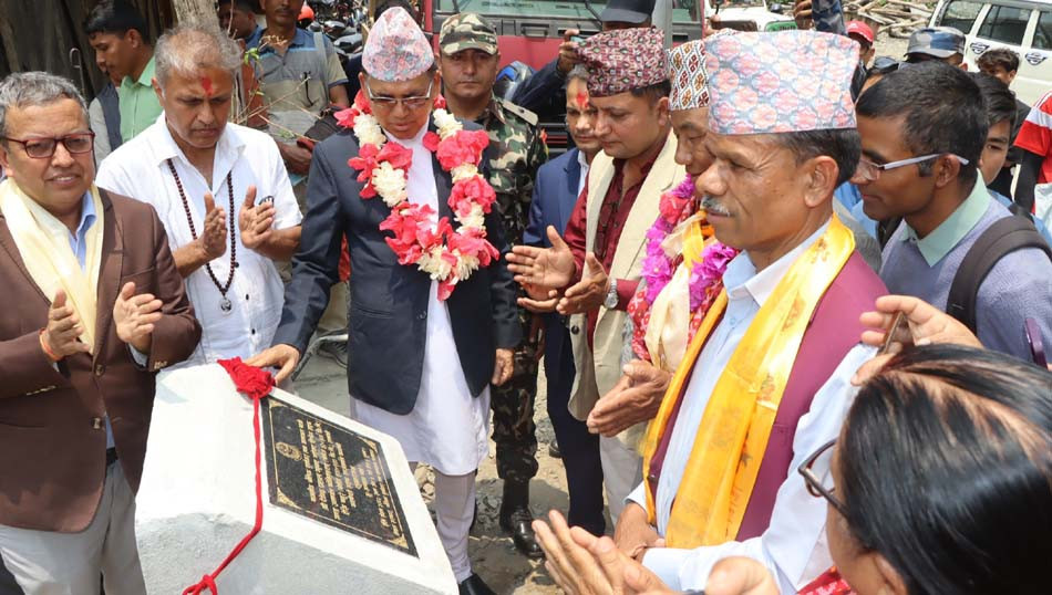 खोटाङमा महुरे-फोक्सिङटार सडक कालोपत्रको शुभारम्भ, निर्धारित समयमा सम्पन्न गर्न मन्त्रीको निर्देशन
