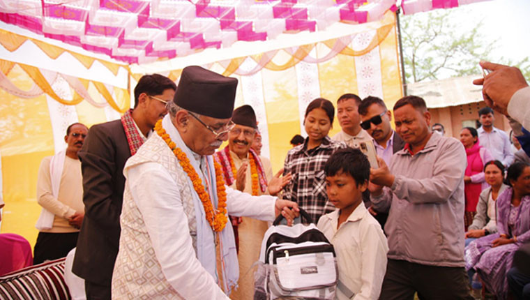प्रचण्डद्वारा कैलालीका दुई अनाथ बालबालिकाको अभिभावकत्व ग्रहण