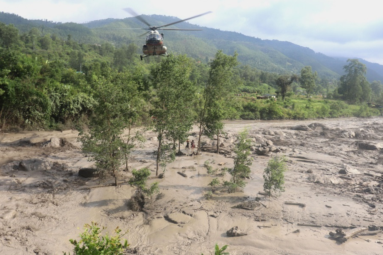 रसुवा बाढीमा फसेका दुई जनाको हेलिकप्टरबाट उद्धार, खोजी कार्य जारी