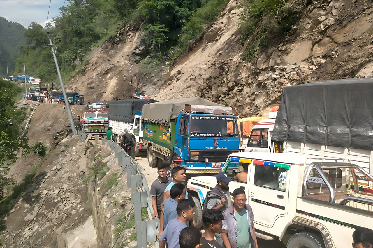 कालीकोटको गोठिभिरमा सडक भत्किएपछि ठूला सवारीसाधन सञ्चालनमा रोक