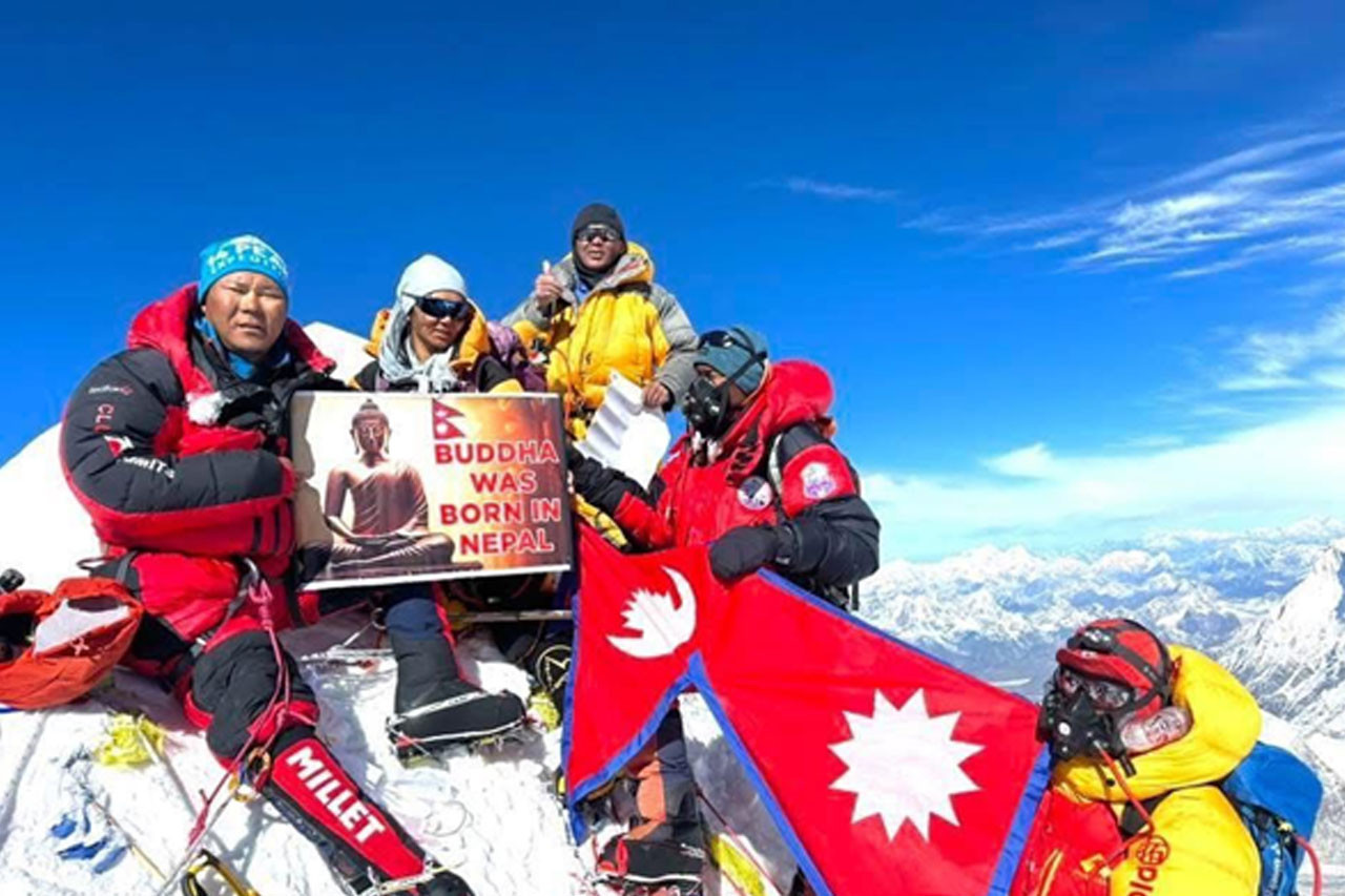 सङ्खुवासभामा एकै परिवारका ६ जनाले गरे मकालु हिमाल आरोहण