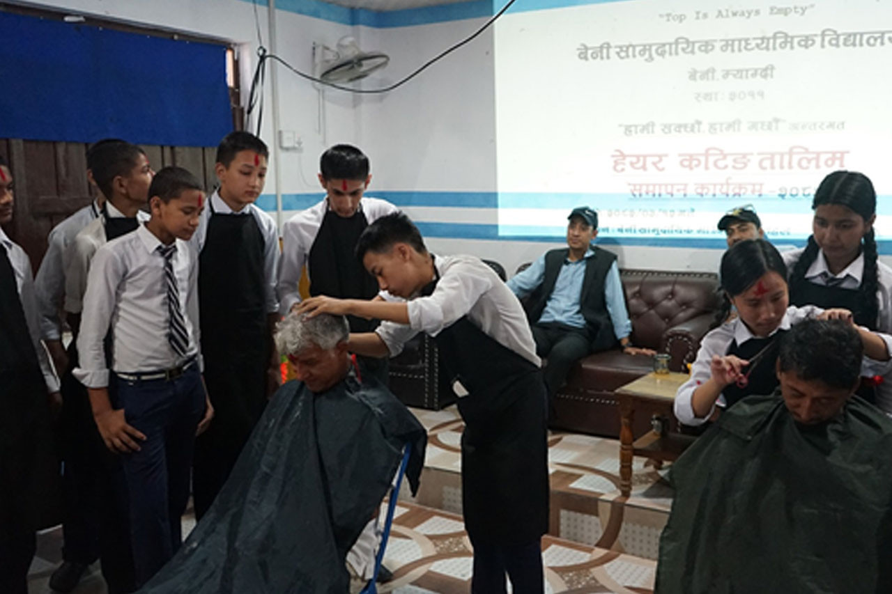 बेनीका विद्यार्थी पढाइसँगै सीप सिक्दै