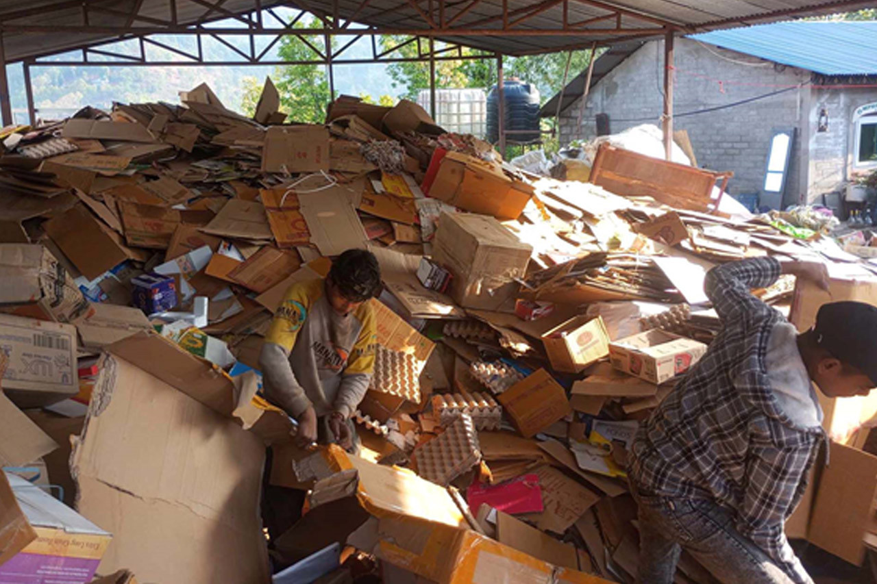 पढ्दै कमाउँदै : तानसेनका तीन दाजुभाइ फोहरबाट खोज्दैछन् भविष्य