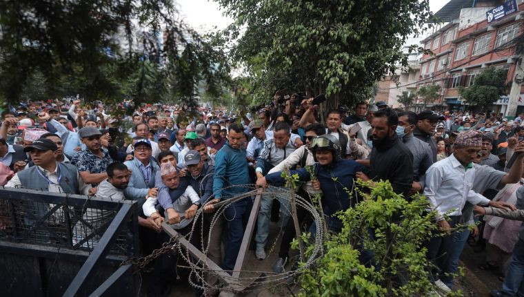 आन्दोलनरत शिक्षक र प्रहरीबीच नयाँबानेश्वरमा झडप