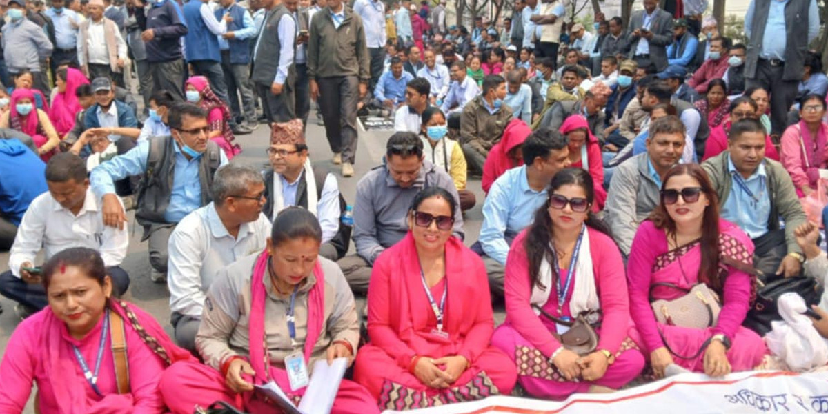 काठमाडौंमा शिक्षकहरूको आन्दोलन: प्रदर्शनका क्रममा शिक्षकले शिक्षकमाथि कुटपिट