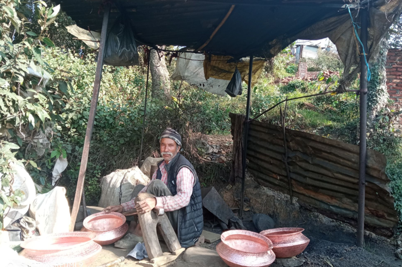 आधुनिक प्रविधिका सामग्री भित्रिएसँगै तामाका भाँडा बनाउने पेशा लोप हुँदै
